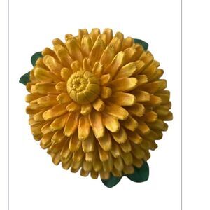 Vintage resin chrysanthemum hinged trinket box w/gold trim & pink stone EVC